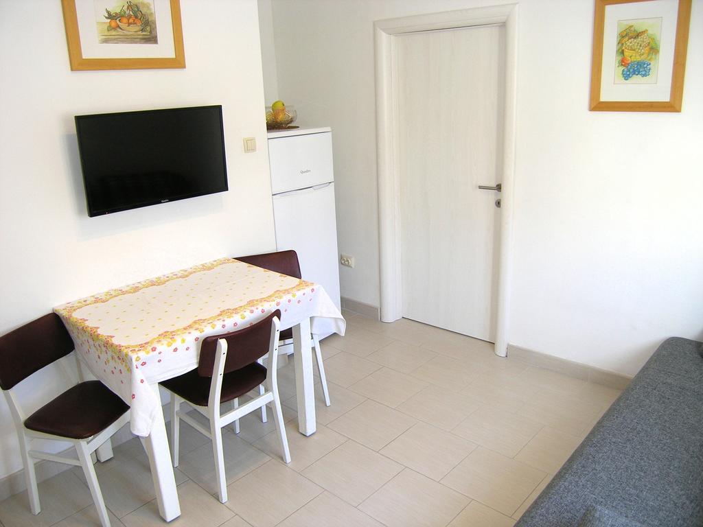 Apartman Vera Krk Town Exterior photo